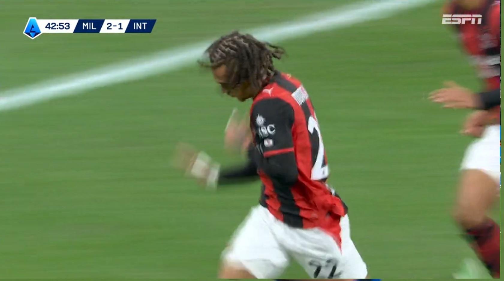 GOLAÇO ABSURDO DO MILAN! Diego Moreira cobra falta com perfeição e acerta o ângulo para ampliar a vantagem; VEJA