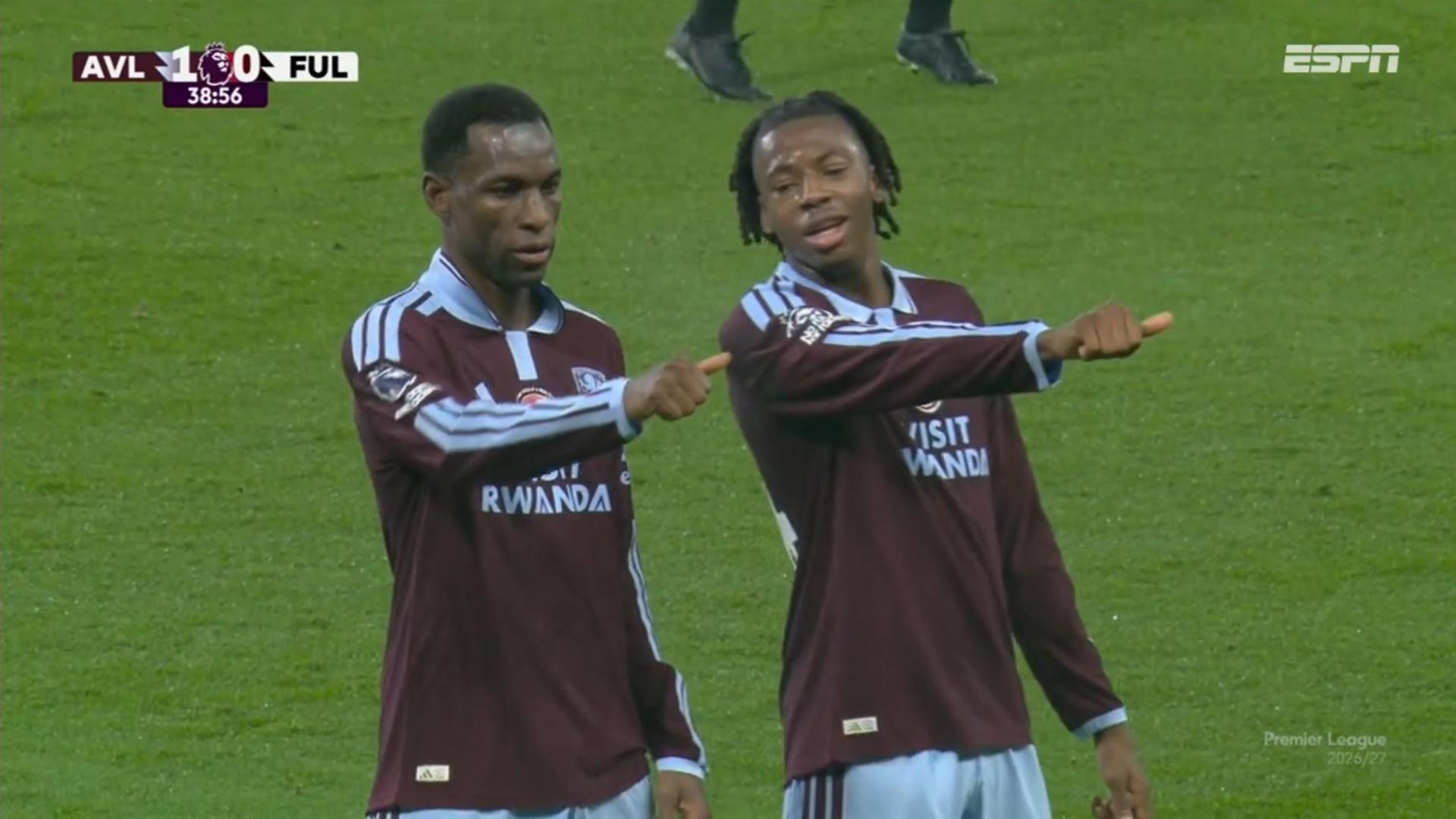 Gol do Aston Villa! Nicolas Jackson se livra da marcação e toca no canto do goleiro para abrir o placar; VEJA
