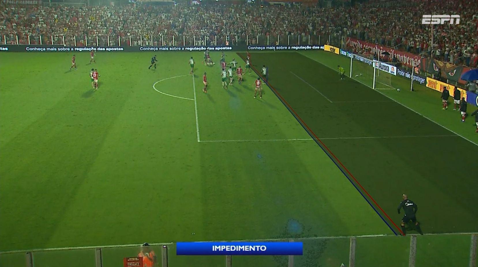 Não valeu! Everton Galdino cabeceia para dentro do gol, mas VAR indicou impedimento na origem do lance; VEJA