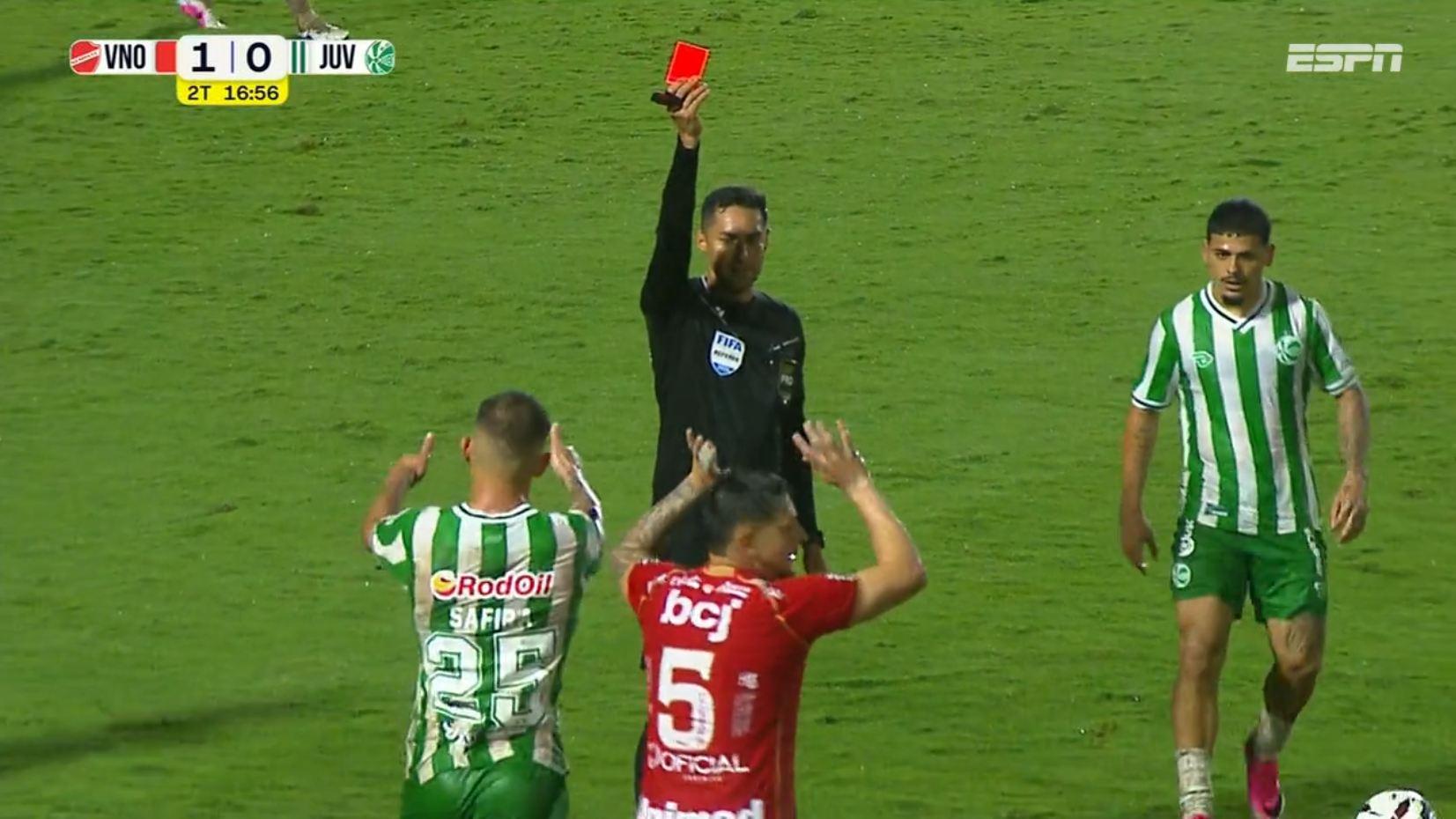 Cartão vermelho direto! João Vieira grava a chuteira na perna do adversário e é expulso; VEJA
