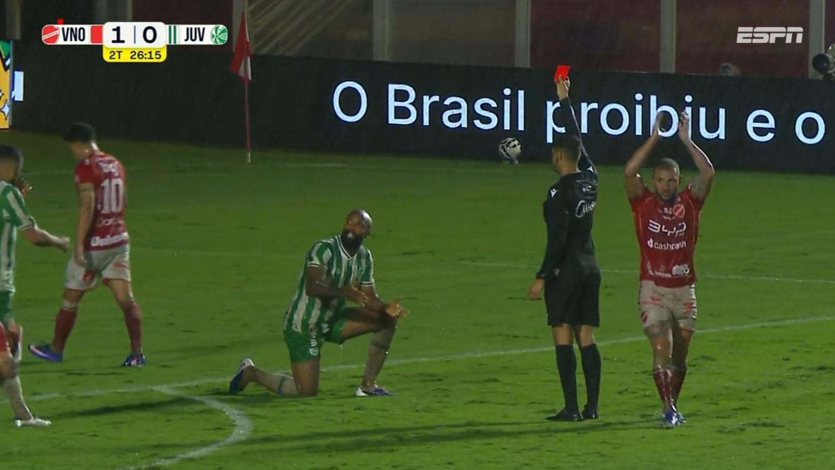 Mais um expulso! Messias, do Juventude, se atrapalha na poça d'água, agarra jogador do Vila Nova, e leva o vermelho