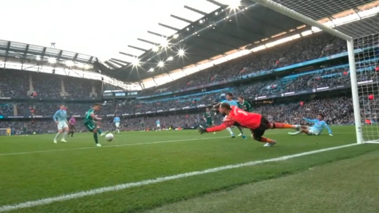 Gol do Brighton! Yasin Ayari balança a rede após assistência 'sem querer' e abre o placar contra o City na Premier League