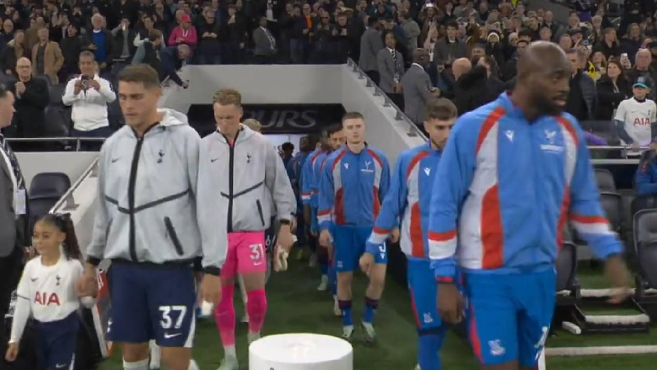 Jogadores do Tottenham e do Crystal Palace entram em campo em Londres para duelo da Premier League