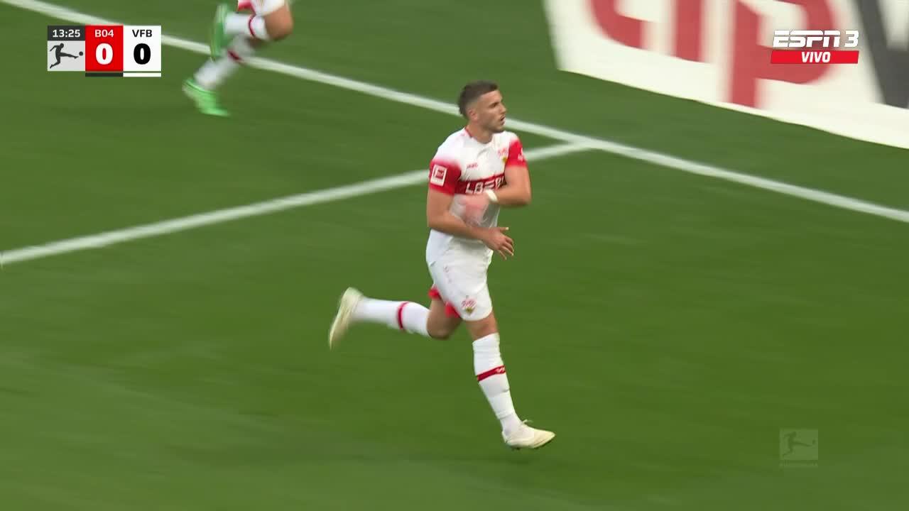 Demirovic durmió a la defensa y puso el 1-0 para el Stuttgart