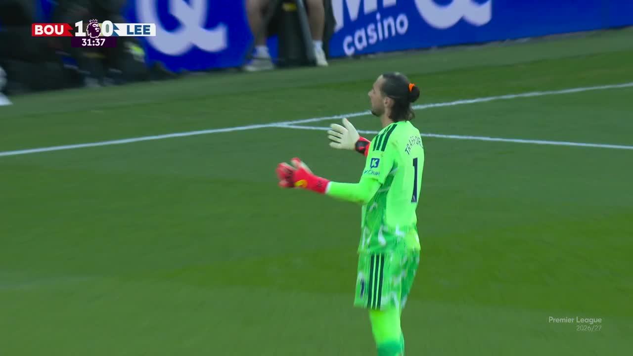 ¡Increíble el gol que regaló Trafford! Evanilson puso el 1-0 ante Leeds