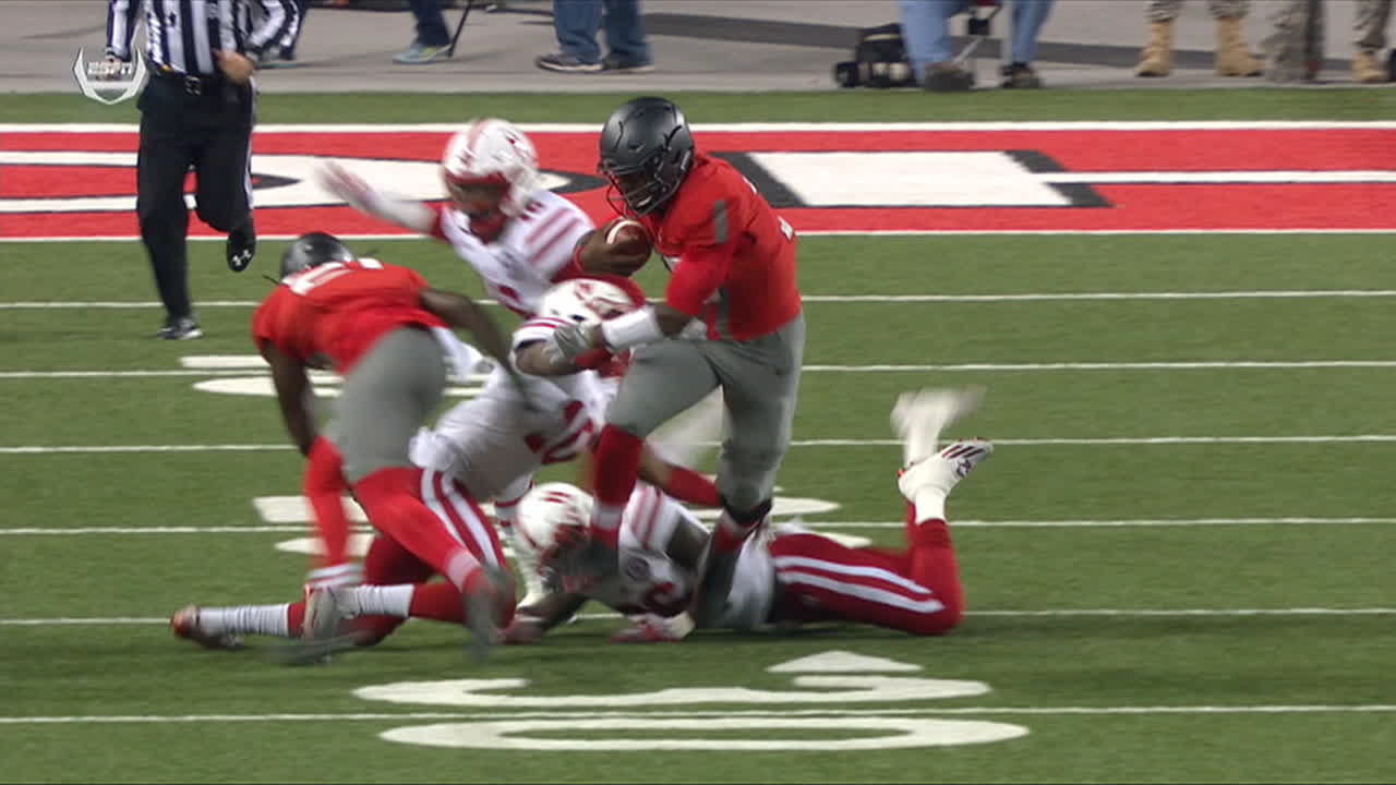 J.T. Barrett rushes for 20 yards to convert on 3rd down