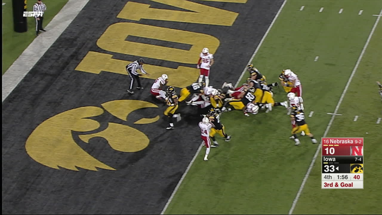 LeShun Daniels gets second rushing TD to extend Iowa lead further