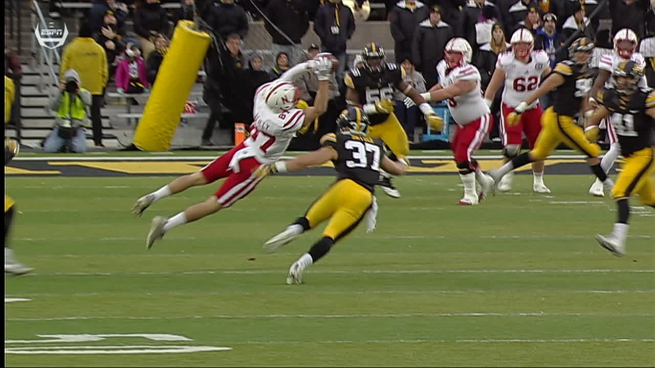 Nebraska receiver lays out to make great catch