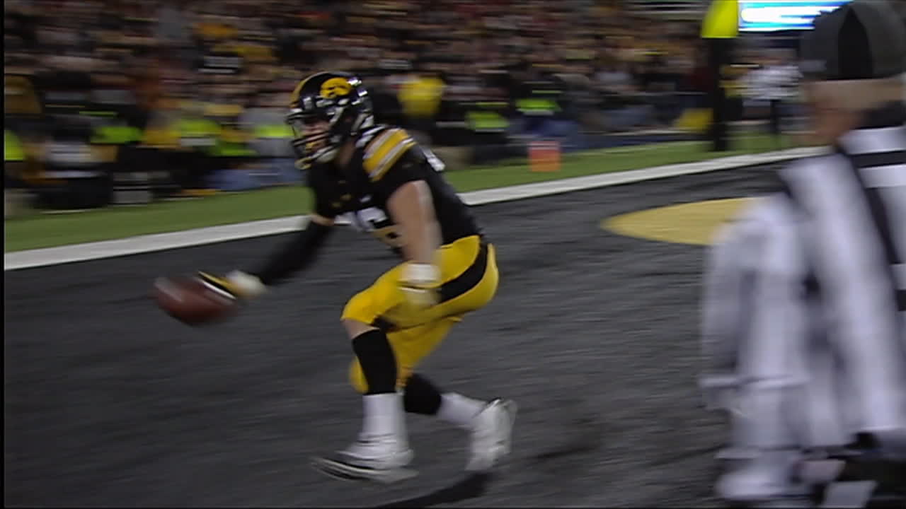 Iowa scores again on Beathard's third TD pass