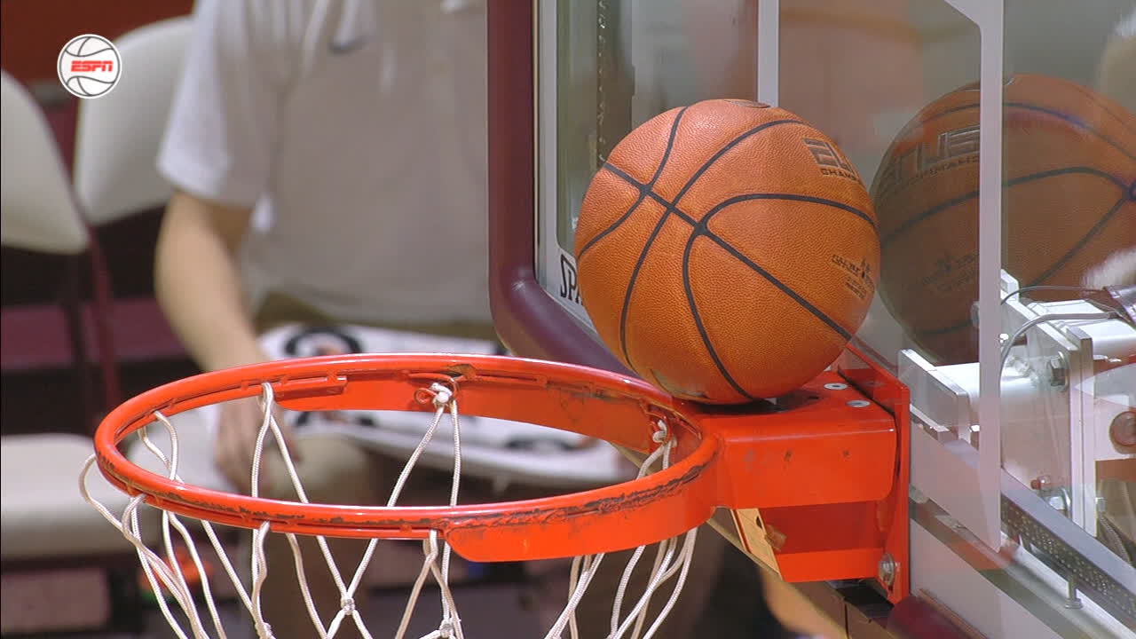 Virginia's chance to take the lead ends with ball stuck on rim
