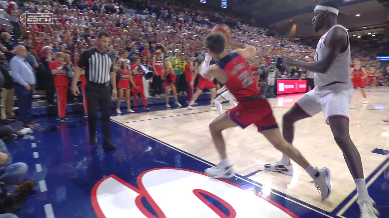 Gonzaga fans throw things on the court as no call leads to Saint Mary's 3