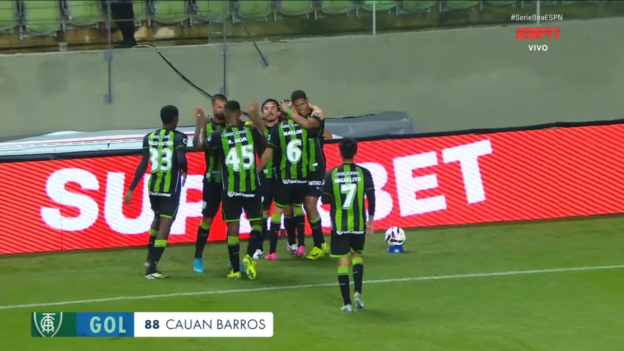 Lembra dele? Ex-Vasco, Figueiredo cruza cheio de categoria para Cauan Barros garantir vitória do América-MG