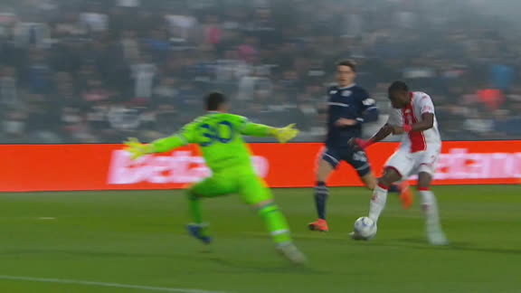 Bolcato le ganó el duelo a Caicedo y evitó el gol tempranero de Huracán