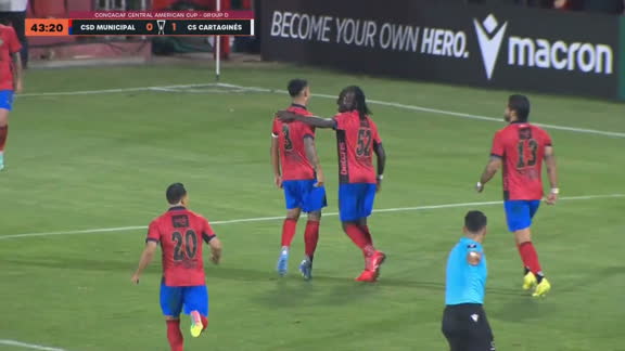 ¡GOOOL DE MUNICIPAL! José Mena aprovecha un error de Briceño dentro del área para poner el 1-1 al minuto 44'