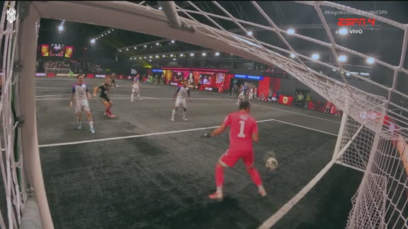 Gol do Ultimate Móstoles! Com falha de goleiro do Atlético Parceros, time presidido por James Rodríguez, o time espanhol amplia