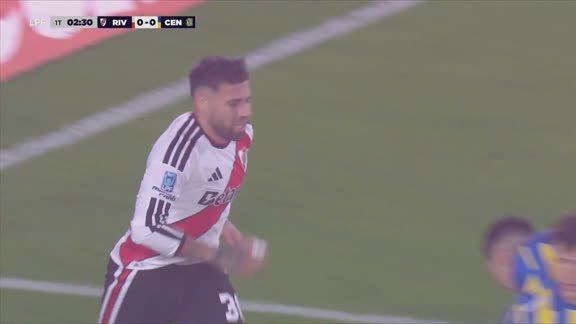 Otamendi pisó fuerte en el área rival y generó peligro ante Rosario Central