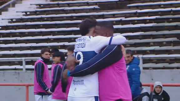 Auzmendi ganó de arriba y adelantó a Gimnasia