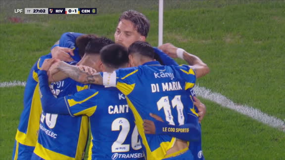 Gol en contra: Otamendi intentó cerrar y terminó marcando el 1 a 0 de Central