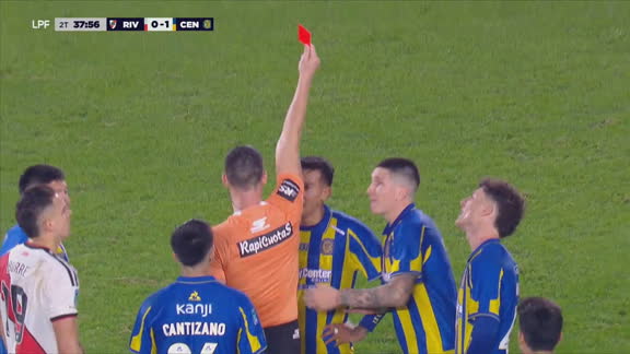 Insólito: por un golpe a Galván, Coronel dejó a Central con 10 en el Monumental