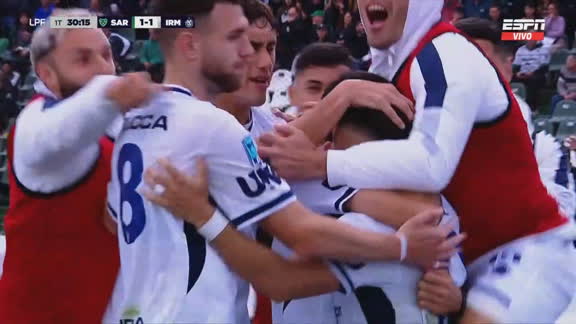 Matías Ferández, de rebote tras el penal atajado por Ayala, puso el 1-1