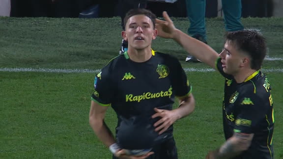 ¿El gol del campeonato? Volea de mitad de cancha de Alan Sosa para el 1-0 de Aldosivi en Rosario