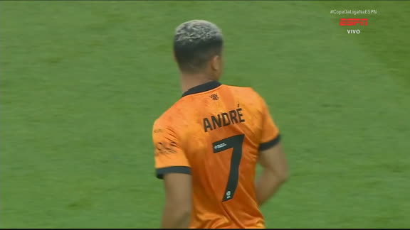 ROLA A BOLA! Com André titular, Wolves enfrenta Port Vale pela 1ª rodada da Copa da Liga Inglesa; VEJA