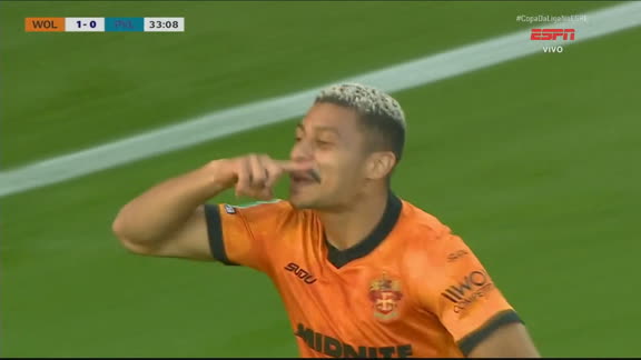 Gol do Wolverhampton! É brasileiro! André dá 'casquinha' na área e faz 2 a 0 contra o Port Vale; VEJA
