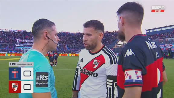El reclamo de Otamendi a Gariano en el entretiempo