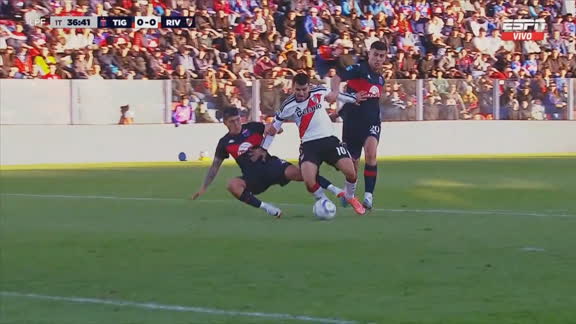 ¡Polémica en Victoria! Gariano no sancionó penal para River