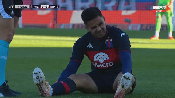 Pity Martínez salió reemplazado al minuto del partido