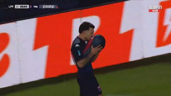 Blooper de Aníbal Moreno y gol de Russo para el 1-0 de Tigre