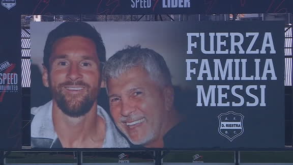 Um minuto de silêncio no Argentino! Em razão do falecimento do pai de Messi, jogadores de Deportivo Riestra e Estudiantes prestam a homenagem antes do duelo