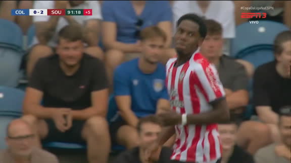 Gol do Southampton! Akachukwu sai em arrancada, recebe de Finn Azaz, dribla a defesa e amplia contra o Colchester United