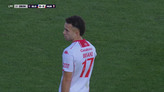 Era un golazo: Bisanz estrelló el travesaño y se perdió el tercero