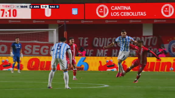 Codazo y roja: Maravilla Martínez dejó a Racing con uno menos en el primer tiempo