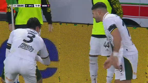 Fernando Román la desvió para el 1-0 de Defensa sobre Newell's