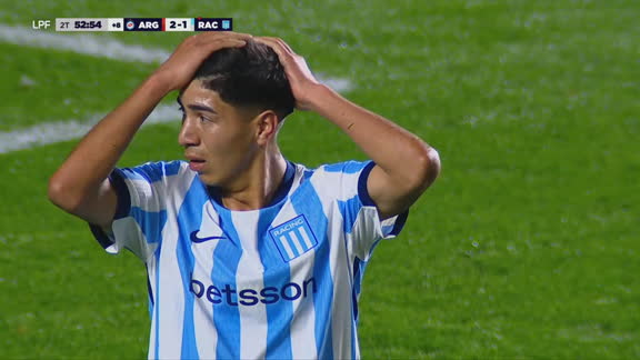 ¡No se puede creer la chance que desperdició Racing en la última del partido!