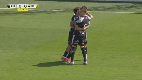 Gol do Athletic! Pedro Oliveira arrisca de fora da área, conta com desvio e faz 1 a 0 contra o Criciúma; VEJA