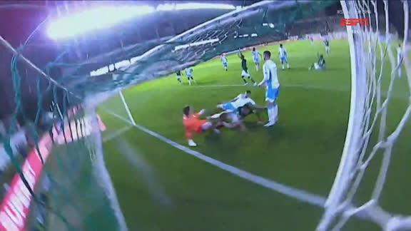 Gol do Goiás! Kadu Sousa empura para a rede, e arbitragem valida o gol após sete minutos de checagem no VAR; VEJA