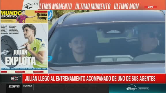Julián Álvarez llegó al entrenamiento acompañado por uno de sus agentes