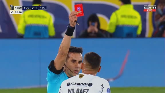 ¡A las duchas! Wilfrido Báez vio la roja ante Boca
