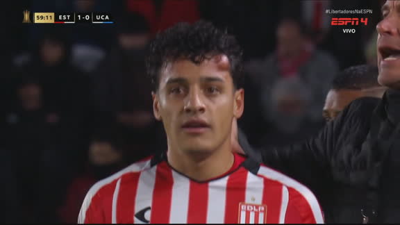 Jogador do Estudiantes leva a pior e sai com galo na cabeça em duelo contra a Universidad Católica pela Libertadores;VEJA