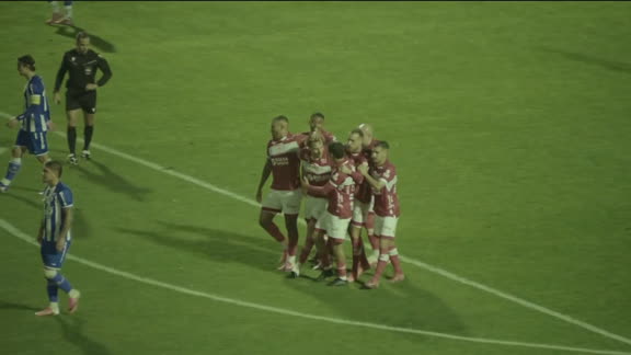 Gol do CRB! Bressan abre o placar contra o Avaí pela Série B