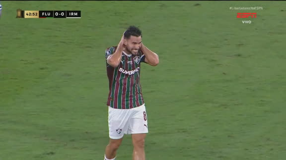 Martinelli finaliza com perigo! Meia do Fluminense arrisca de fora da área e manda para fora