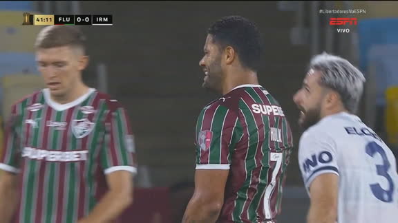 PARA FORA! Soltedo faz grande jogada pela esquerda, bola sobra com Hulk, que finaliza com perigo