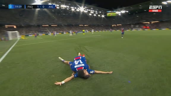 ¡Golazo de Kvaratskhelia para adelantar al PSG en la Supercopa UEFA!