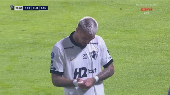 Lyanco perde disputa com Herrera, sente lesão e é substituído no 1º tempo de RB Bragantino x Atlético-MG na Sul-Americana