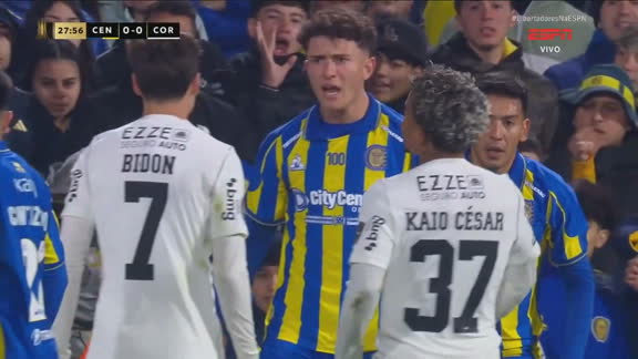 Clima quente no jogo do Corinthians! Jogadores do Rosario Central trocam empurrões com Bidon e Kaio César