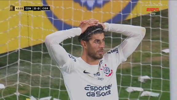 No travessão! Duas vezes! Corinthians aproveita cobrança de falta, Matheus Bidu desvia e quase abre o placar contra Rosario Central