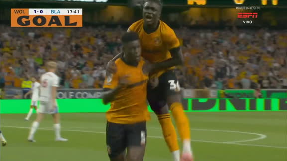 Gol dos Wolves! Munetsi recebe grande assistência de Fer López para tocar na saída do goleiro e abrir o placar